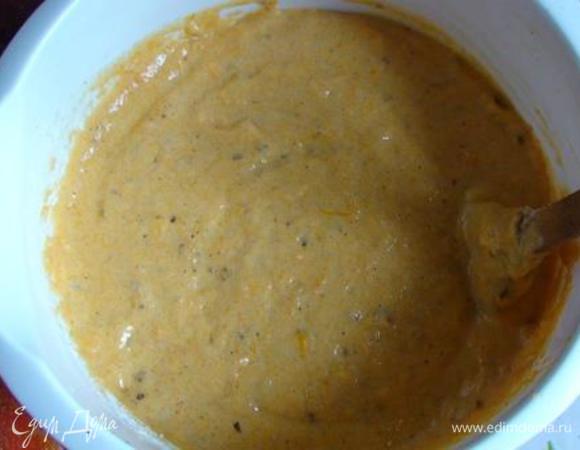 Постепенно введите мучную смесь, перемешивая тесто лопаткой складывающими движениями. В конце добавьте тыкву и орехи, аккуратно размешайте.