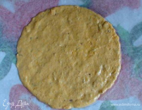 На листе пергамента начертите круг диаметром 20 см (обведите крышку или дно формы). Переверните пергамент, ложкой выложите тесто (3–4 ст. л.) и распределите равномерно по кругу.