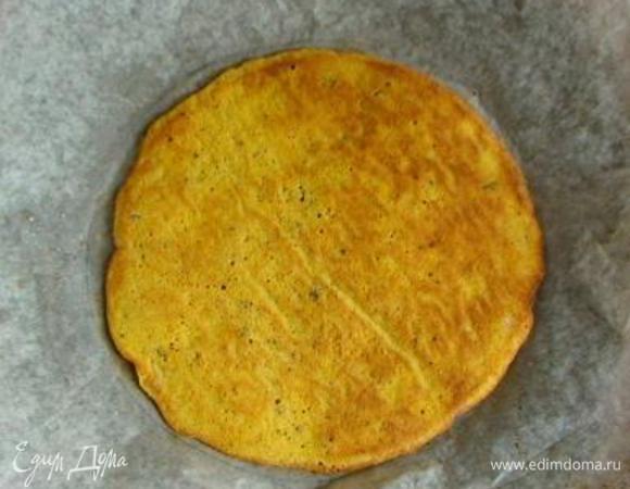 Выпекайте в заранее разогретой до 200°C духовке до румяности (примерно 10 минут каждый корж). Коржи получаются красивого солнечного цвета. У меня получилось 10 коржей.