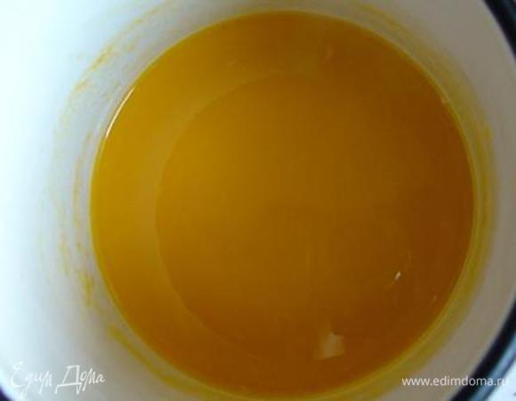 Приготовьте крем. Сок апельсина уварите с сахаром до загустения (примерно 20 минут). Остудите.