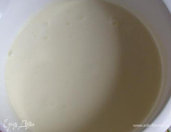 Взбейте сметану с сахарной пудрой, в конце добавьте сок. Если крем получился жидкий, советую добавить загуститель для сливок или сметаны.