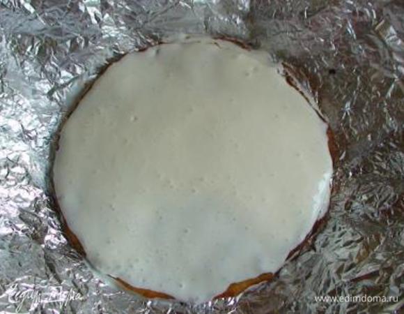 Если крем жидкий (и вы не хотите добавлять загуститель), на дно формы (такого же диаметра, как коржи) или на блюдо постелите фольгу, на нее положите корж (фольгу согните под диаметр коржа, обворачивая его, не давая жидкому крему стекать) и обильно смажьте корж кремом. Сверху выложите второй корж, смажьте кремом и так повторить со всеми коржами. Последний корж ничем не смазывайте.