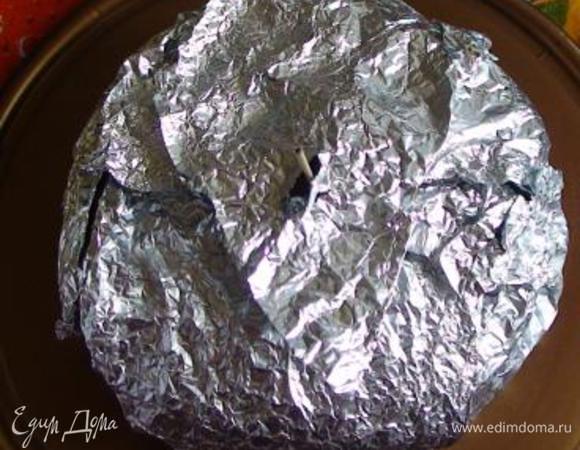 Плотно заверните конструкцию из коржей в фольгу, проткните все коржи насквозь шпажкой (чтобы не разъехались) и отправьте пропитываться на несколько часов в холодильник.