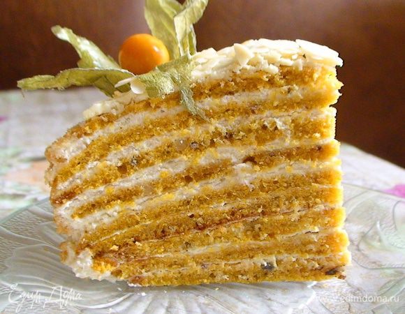 Я провела эксперимент: у меня была жидкая сметана 21% жирности. Половину коржей я смазала жидким кремом, во вторую половину крема добавила загуститель и покрыла оставшиеся коржи густым кремом. В итоге весь торт пропитан хорошо, абсолютно одинаково, а разрез у коржей с густым кремом (они вверху) смотрится красивее, чем у нижних.