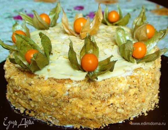 Достаньте торт из холодильника, освободите от фольги и шпажки и украсьте по желанию (я покрыла растопленным с растительным маслом белым шоколадом, присыпала миндальными лепестками и украсила физалисом).