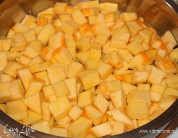 Тыкву порезать на кусочки,сложить в кастрюлю, добавить немного воды воды,(чем меньше,тем лучше) Довести до кипения (не закрывая крышкой), уменьшить огонь и потушить 10 минут. За это время вода должна впитаться в тыкву.