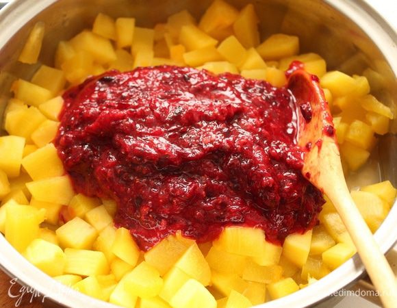 Клюкву пюрировать и добавить к тыкве.