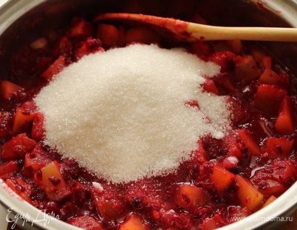 Добавить сахар. Перемешать, довести до кипения, огонь уменьшить и варить, не закрывая крышку и периодически помешивая 30-40 минут. За это время сироп должен загустеть.