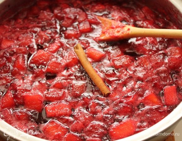 Добавить палочку корицы, немного проварить. Разложить в стерилизованные банки, закатать.