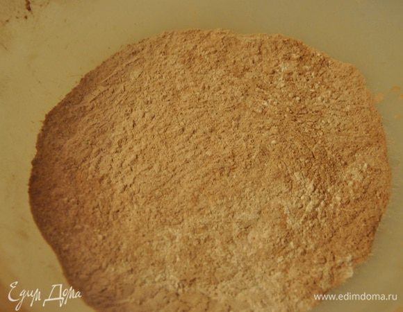 Муку просеять с разрыхлителем и какао.