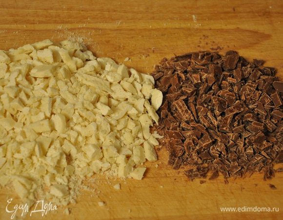 Белый и молочный шоколад порубить крупно.