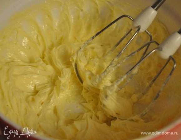 Масло с пудрой взбить в крем.