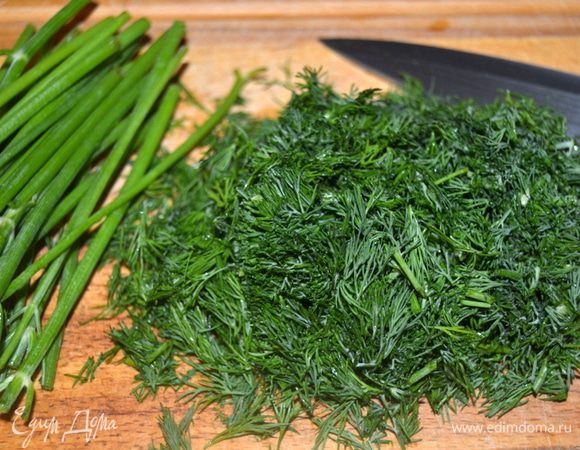 Отрезать длинные палочки, их можно заморозить и использовать в букете гарни. Листовую часть зелени измельчить острым ножом.