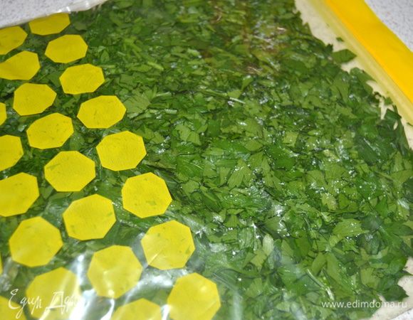 Как вариант, сложить зелень в пакет для заморозки, выпустить максимально весь воздух и плотно закрыть.