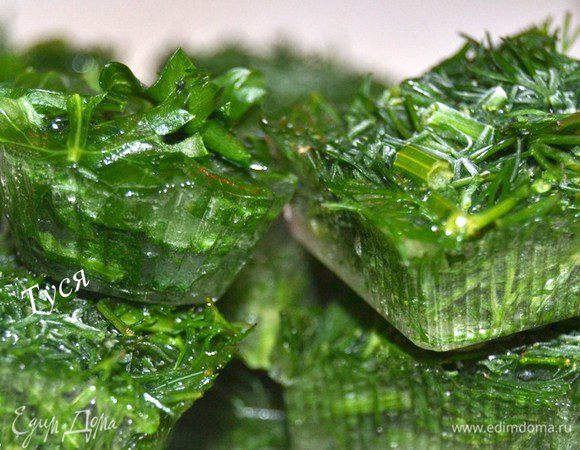 Убираем в морозилку до полного замерзания. Если есть функция быстрая заморозка, то воспользуйтесь ей. Затем замороженные кубики перекладываем в пакеты для заморозки и храним в морозилке до востребования.