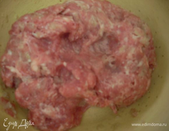 Приготовить фарш из мяса и лука.