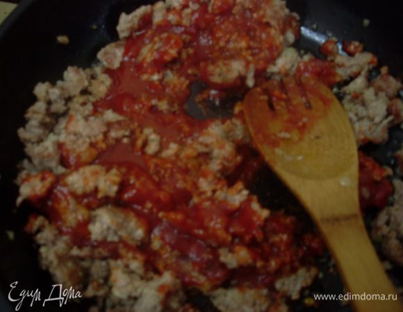 Обжарить его на 1 столовой ложке растительного масла, добавить томатный соус и острый перец, вино и воду. 