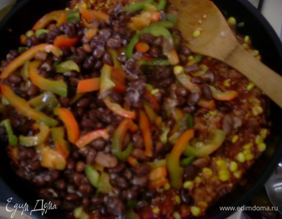 Довести до кипения, добавить отварную фасоль, кукурузу, нарезанный полосками и отдельно обжаренный сладкий перец. Когда смесь закипит посолить начинку по вкусу.
