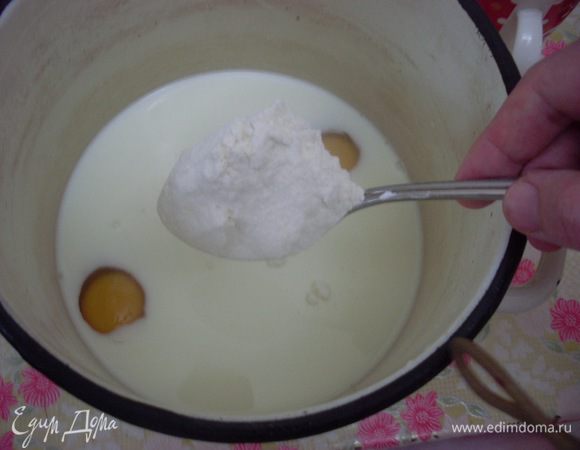 Приготовить блинчики. В молоко добавить яйца, сахар, соль и муку. Все взбить миксером (сначала на маленькой скорости, чтобы мука не разлетелась). Убрать миксер. Добавить к тесту растительное масло и аккуратно перемешать (не взбивать). 