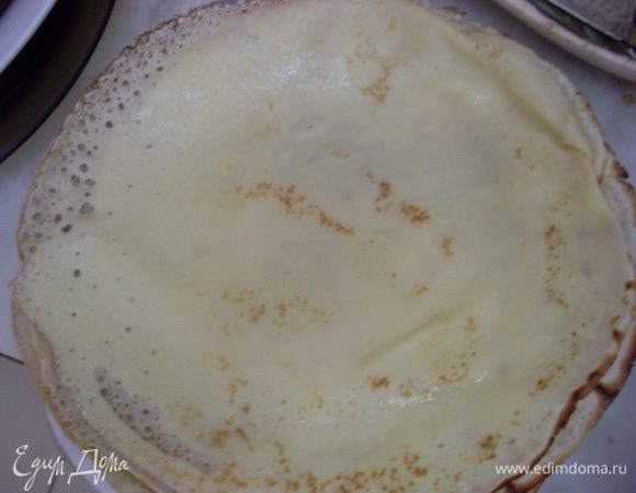 Выпекать на разогретой сковороде тонкие блинчики.