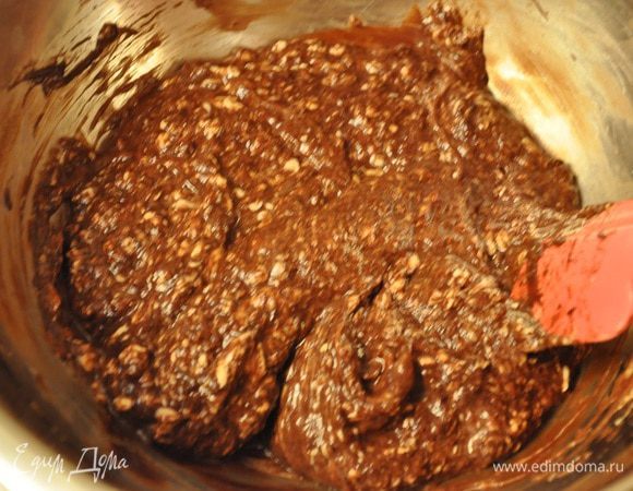 Шоколад соединить с яично-масляной массой.