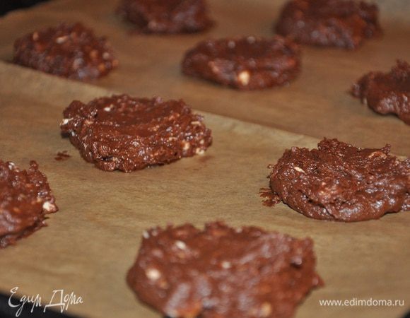 Противень выстелить пергаментом и с помощью десертной и чайной ложек выложить тесто.