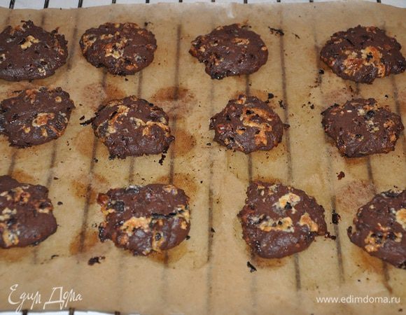 Выпекать в заранее нагретой духовке при температуре 180 гр. С - 10-15 минут. Вынуть из духовки и оставить остывать на решетке.