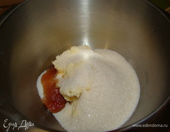 Масло, сахар, сироп соединить в чаше миксера. Взбивать на высокой скорости 2-3 минуты.