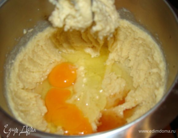 Добавить яйца и экстракт, взбивать еще 6-7 минут.