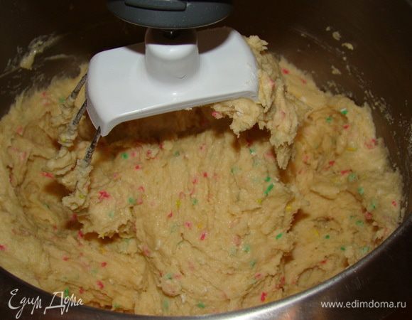 Переключаем миксер на среднюю скорость - всыпаем порциями муку - 1 минута.