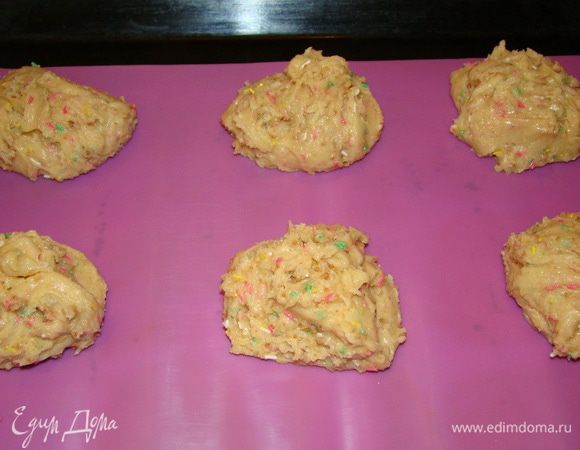 Добавляем праздничные крошки, перемешиваем 20-30 секунд на низкой скорости (чтобы просто соединить). Порциями по 100 г выкладываем на пленку или силиконовый лист - охлаждаем не менее часа.