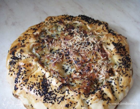 Выпекаем при 180 гр. 30 минут, за 5 мин. до готовности смазываем желтком, посыпаем кунжутом.