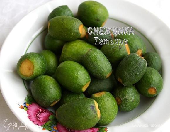 Фейхоа моем, зачищаем с двух сторон.