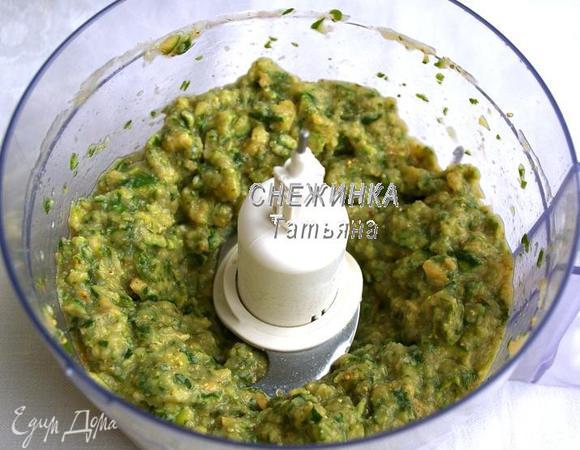 Разрезаем на половинки или четвертинки, если крупные. Отправляем в комбайн с насадкой «нож» или в блендер и измельчаем.