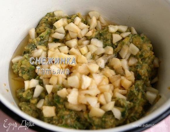 Перекладываем полученную массу в миску или кастрюлю для варки варенья. Груши очищаем от кожицы и семян, нарезаем небольшим кубиком и добавляем к фейхоа. Наливаем вино.