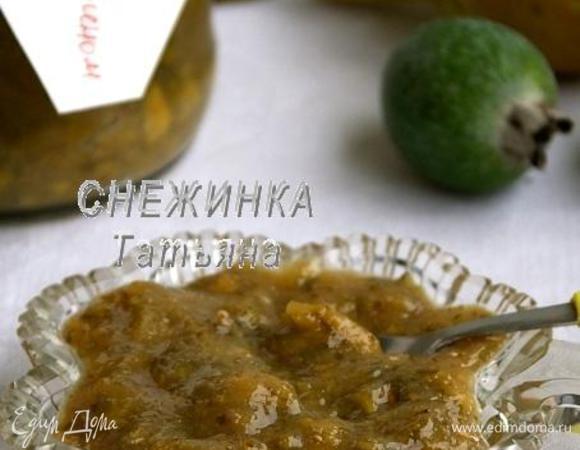 Снова включаем огонь и варим 15 минут, периодически помешивая. Варенье готово.