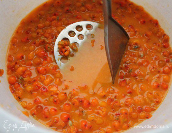 Отжать сок. Я сначала мну ее толкушкой для картофеля, а потом отжимаю через марлю. Можно сделать сок при помощи соковыжималки.