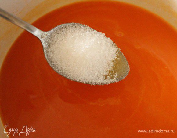 Влить  отжатый сок в эмалированную кастрюлю и постепенно небольшими порциями всыпать сахар. Нагревать на слабом огне до полного растворения сахара. НЕ КИПЯТИТЬ!!!!!!!!!!!!!
