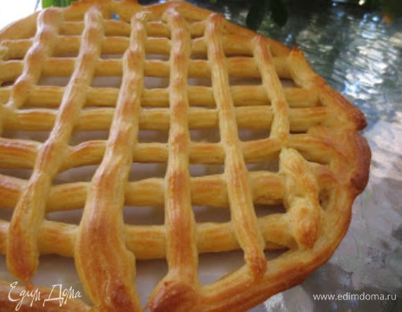 В кастрюлю налить воду, положить масло, добавить соль и вскипятить. Затем заварить туда 2,5 стакана муки, слегка остудить и взбить по одному 6 яиц. 
Пергаментную бумагу смазать маслом и нарисовать тестом решетку. В оригинале квадратные коржи, я сделала круглые (получилось 3 коржа, диаметром 28 см). Толщина контура 3 мм. Коржи выпекаем при температуре 180 градусов 20-25 минут до золотистого цвета.
