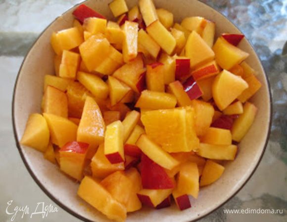 Фрукты помыть порезать на  кусочки.
