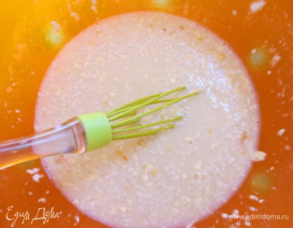 Готовим крем: Молоко, яйца, муку и сахар взбить венчиком.
