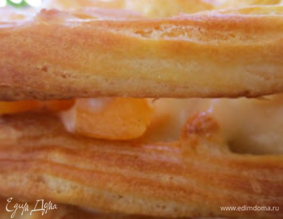 Положить третий корж. Покрыть кусочками фруктов, обильно смазать кремом, поставить в холодильник на ночь. Верх и  бока торта посыпать измельченными орехами Украсить фруктами.
