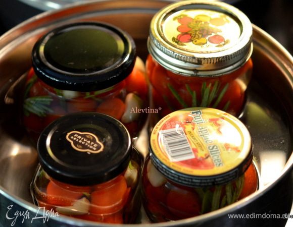 Смешать не в реактивной емкости: уксус белый и яблочный,соль, вода и чеснок очищенный. Довести до кипения и потом дать 10 мин.кипеть на медленном огне.
Поставим кастрюлю на медленный огонь, затем в нее баночки для консервирования открытые, дольем воду в кастрюлю горячую, так чтоб банки были наполовину в ней. Разложим по баночкам чистым розмарин промытый, томаты,чеснок поделим ровно по баночкам. Разлить маринад. В каждой банке перед закрытием крышкой проведем ложкой по томатам чуть нажимая, чтоб вышел воздух и все пузырьки ушли. Закроем крышками. И оставим в кипящей воде на 10 мин. Снимем с огня и дадим уже после постоять опять 10 мин. в кастрюле.