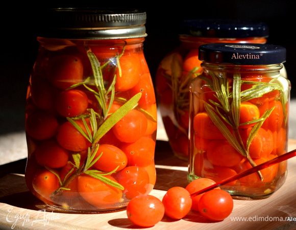 Выложим банки на полотенце крышками вниз и дадим им постоять сутки. Наклеим лейблы по желанию с датой и названием. Открываем в течение года. Приятного аппетита .