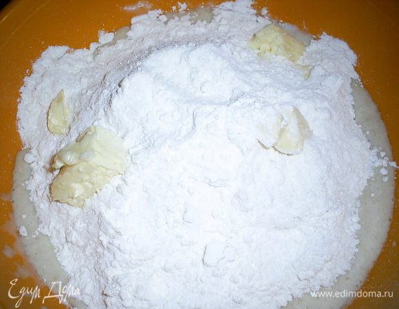 В теплое молоко добавить 1 ч.л. сахара, 50 г муки (из общего количества) и дрожжи. Размешать, оставить на 30 минут. Затем в подошедшую опару добавляем размягченное сливочное масло, теплую воду, ванилин и муку. Муку не добавляйте всю сразу, мы должны получить очень мягкое и эластичное тесто. Обычно для этого мне достаточно 500 г муки. Я добавляю 450 г и замешиваю тесто, если оно уж очень сильно липнет к рукам, добавляю еще 1 ст.л. муки. Месим не меньше 5 минут.