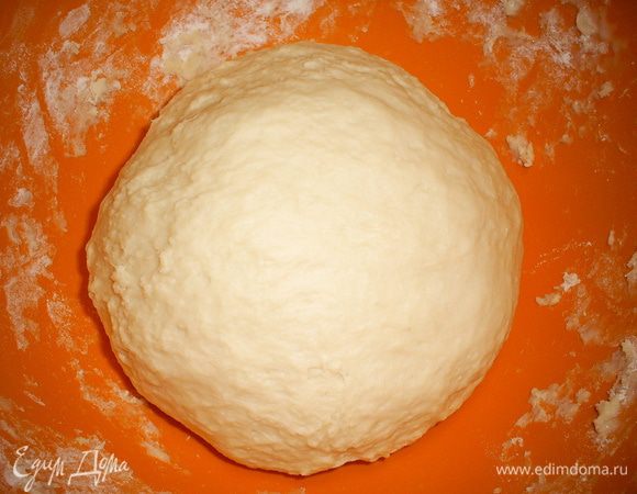 Готовое тесто собираем в шар, кладем в мисочку, накрываем полотенцем и оставляем в теплом месте на 1-1,5 часа.