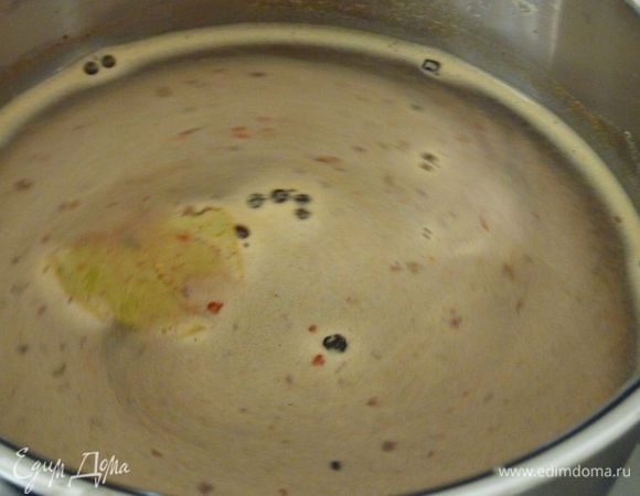 Вскипятите воду, перец, паприку,  камун, лавровые листики  и соль.
