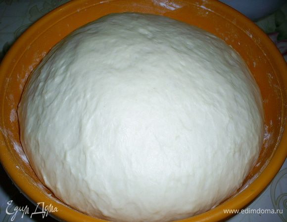 За это время наше тесто сильно вырастет, удвоится или даже утроится в объеме. Приминаем его и оставляем еще на 15 минут.