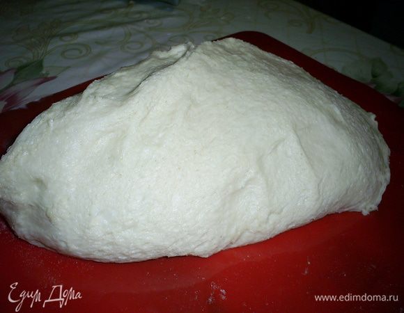 выкладываем тесто на стол, немного вымешиваем и делим на 12 равных частей.