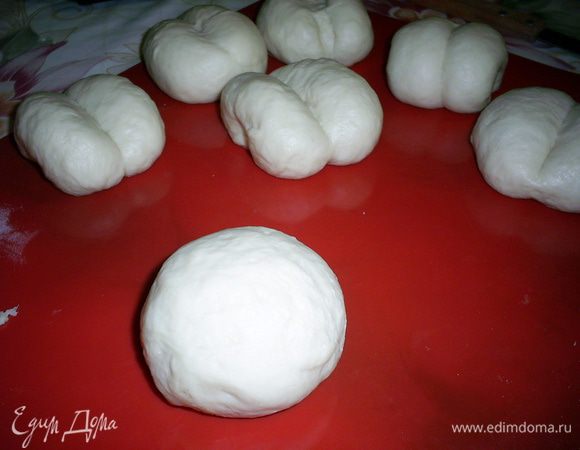 Из каждой части скатываем шарик.